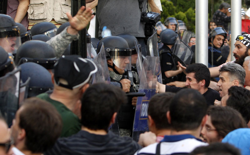 Протести у више македонских градова, кордон полиције зауставио демонстранте испред Собранија (ВИДЕО)
